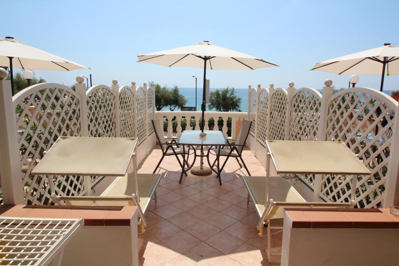 Aparthotel Del Prado Riva Ligure Exteriér fotografie