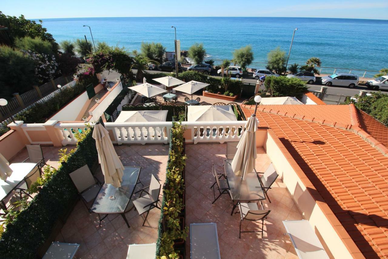 Aparthotel Del Prado Riva Ligure Exteriér fotografie